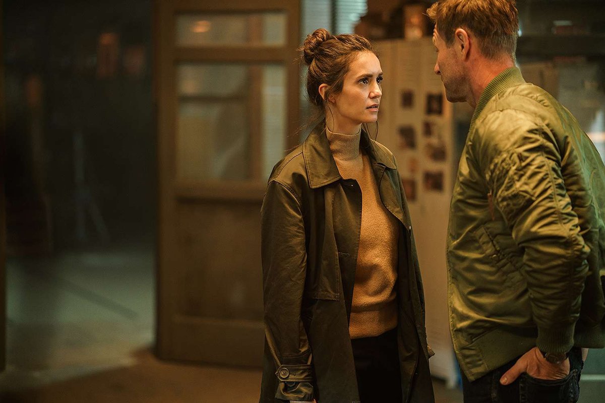 Nina Dobrev e Aaron Eckhart in The Bricklayer (2023)