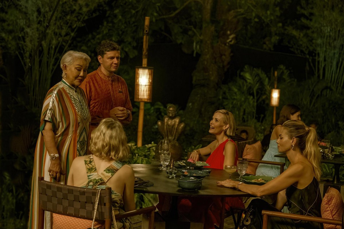 Lek Patravadi, Carrie Coon, Leslie Bibb e Michelle Monaghan in una scena di The White Lotus 3.