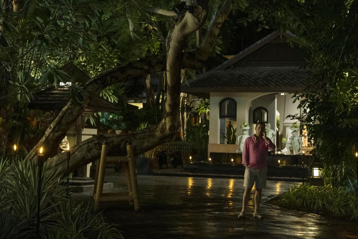 Jason Isaacs in una scena di The White Lotus 3.