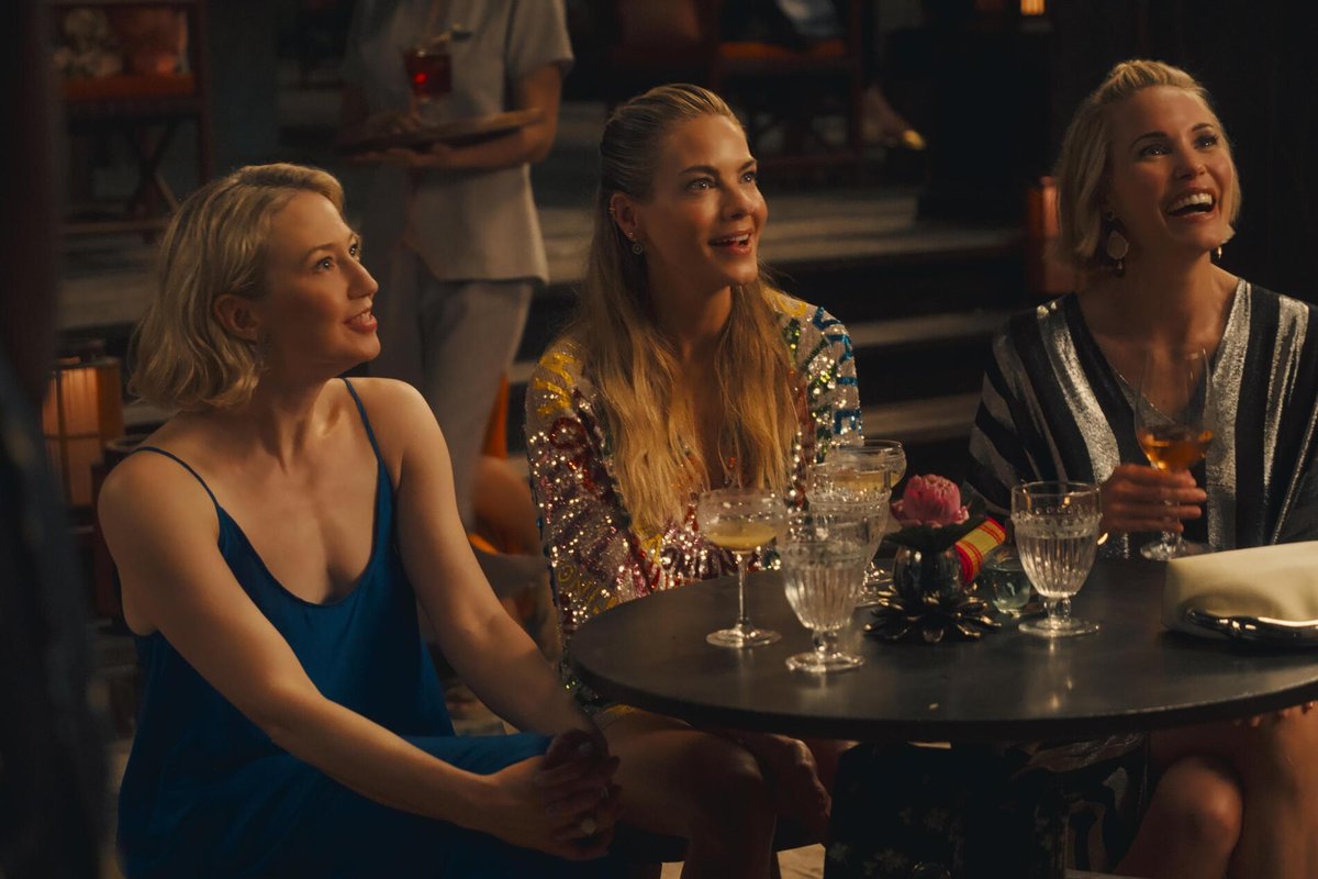 Leslie Bibb, Carrie Coon e Michelle Monaghan in una scena di The White Lotus 3.