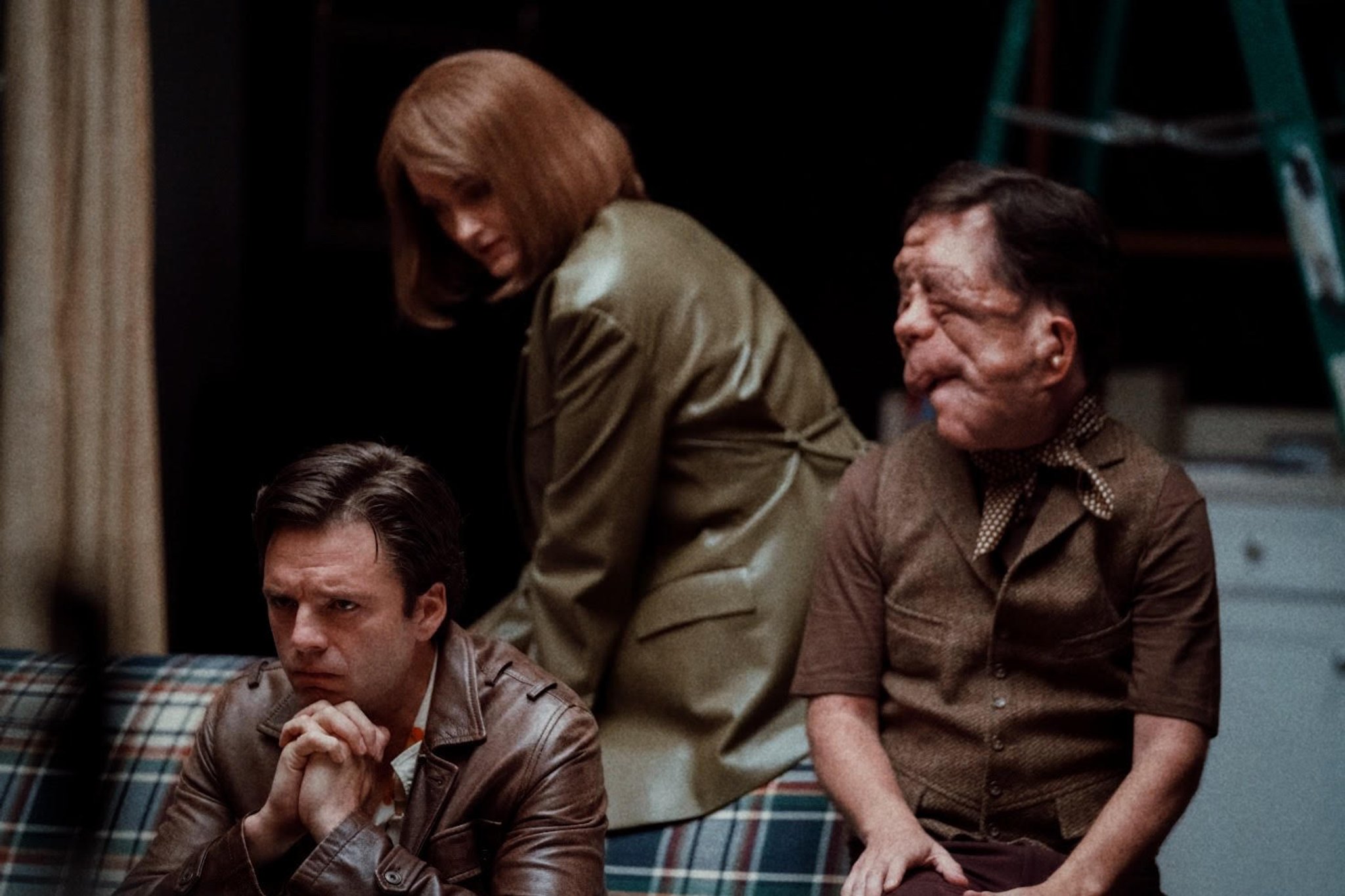 Sebastian Stan, Renate Reinsve e Adam Pearson in una scena da A Different Man.