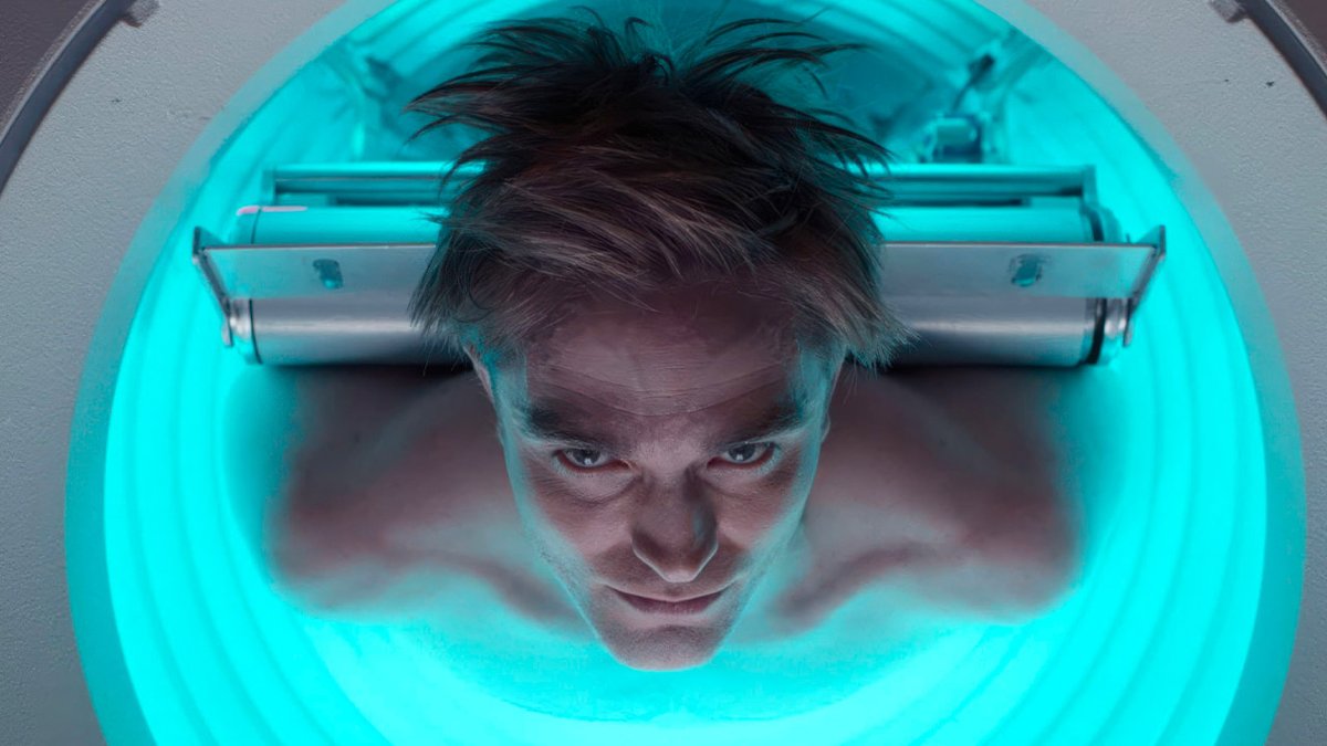 Robert Pattinson in una scena del film Mickey 17.