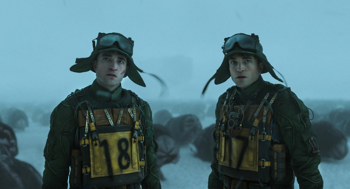 Mickey 17, Recensione: la fantascienza più attuale che mai Mickey 17 e Mickey 18 in una scena del film