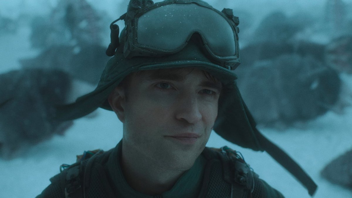 Robert Pattinson in una scena del film, nei panni di Mickey 17.