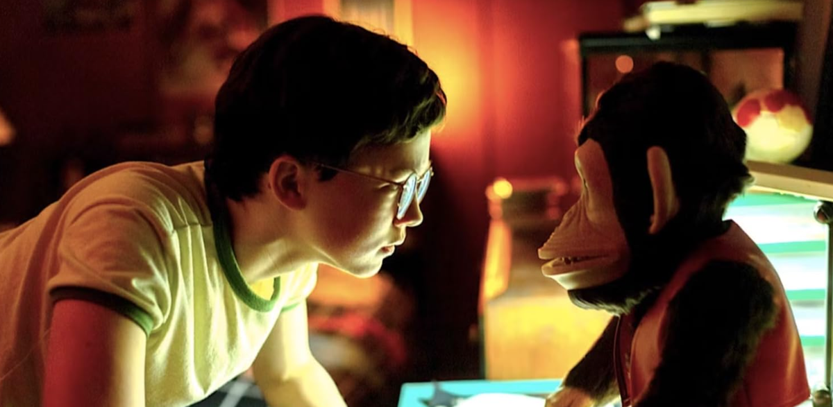 The Monkey: la verità dietro l’incredibile scena tagliata con uno scorpione Hal da bambino davanti alla scimmia in the Monkey