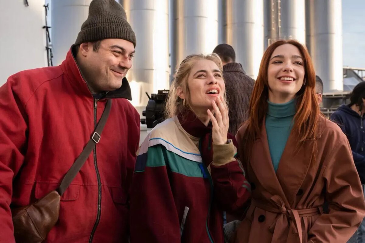 Greta Scarano con Matilda de Angelis e Yuri Tuci sul Set.