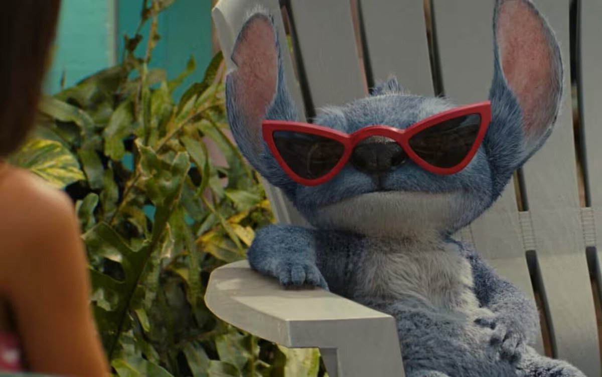 Stich con gli occhiali da sole in una scena del film, Lilo & Stitch.