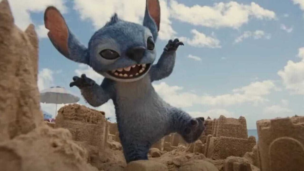 Stitch sulla sabbia in una scena del film, Lilo & Stitch.