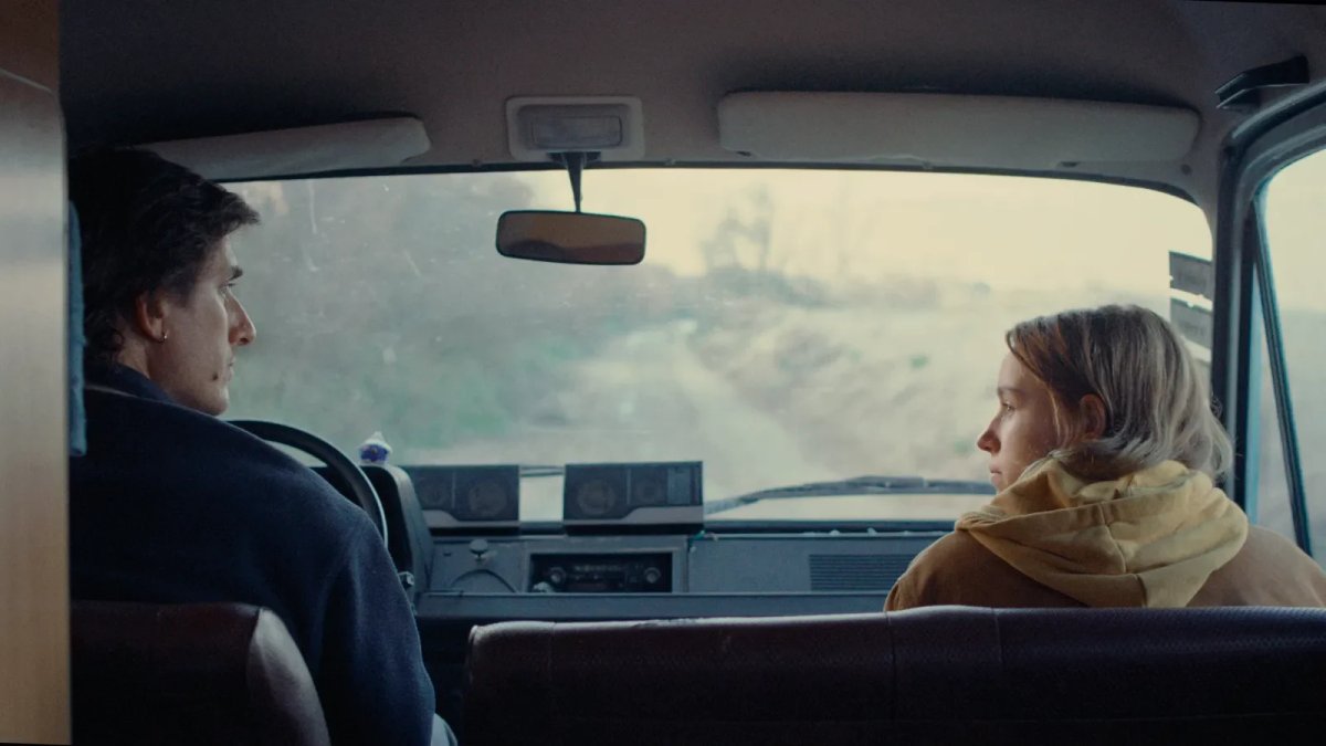 Luca Marinelli e Juli Grabenhenrich in una scena del film