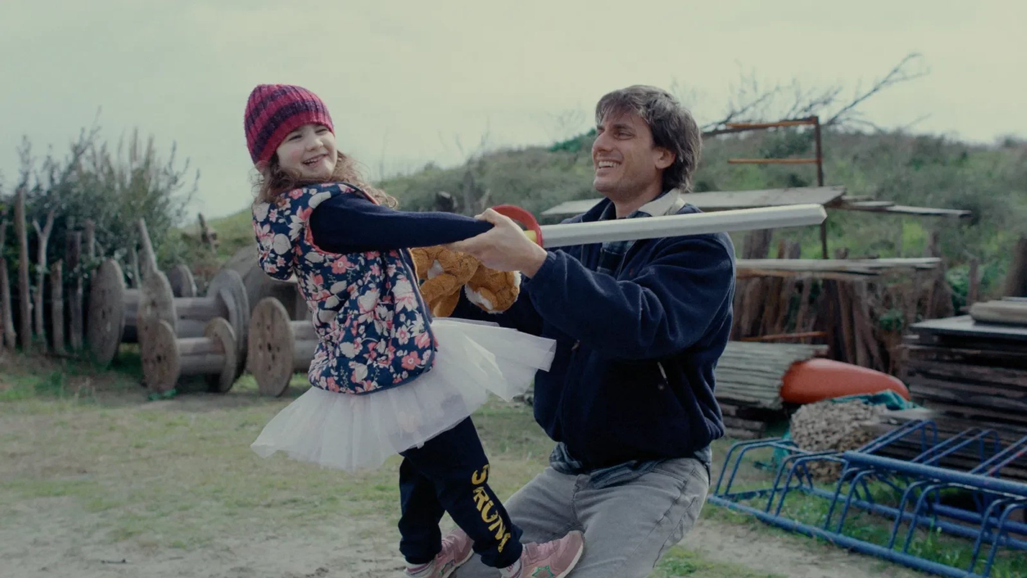 Luca Marinelli in una scena dal film Paternal Leave (2024)