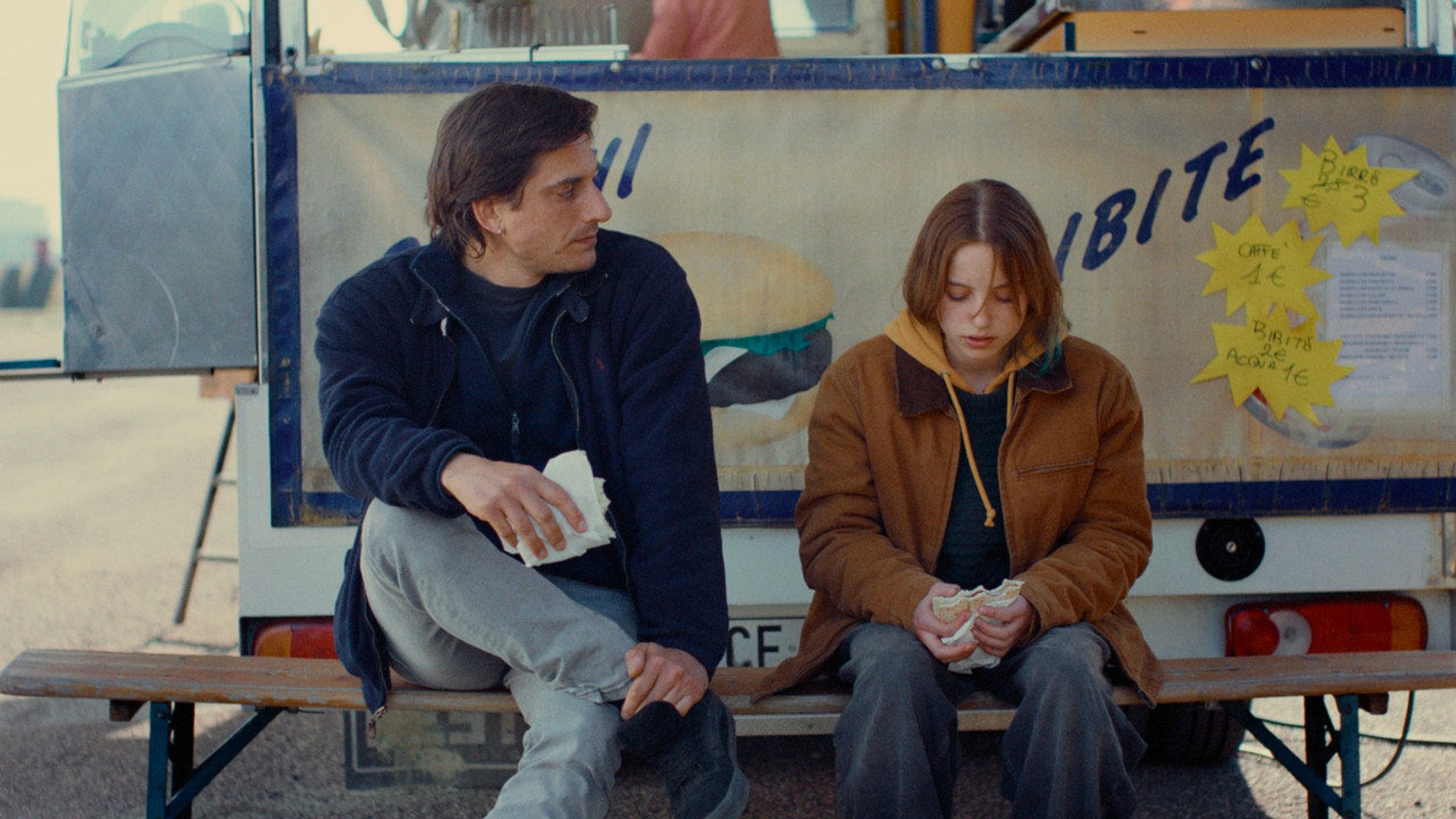 Luca Marinelli e Juli Grabenhenrich in una scena del film Paternal Leave.