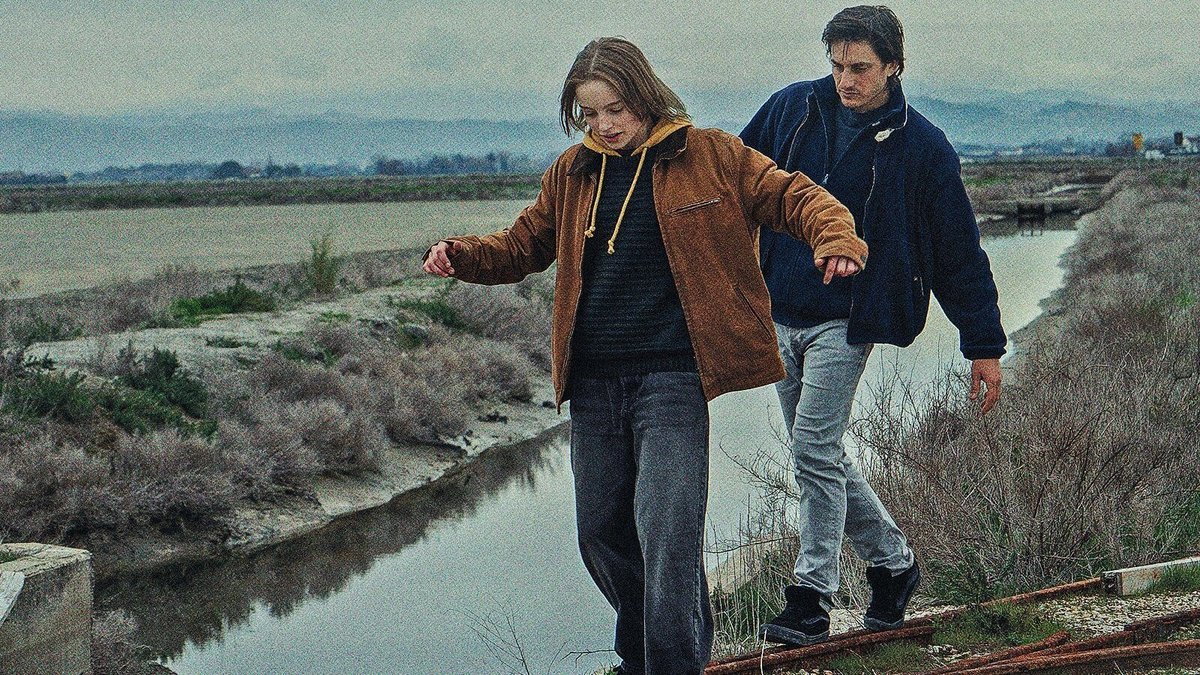 Juli Grabenhenrich e Luca Marinelli in una scena del film