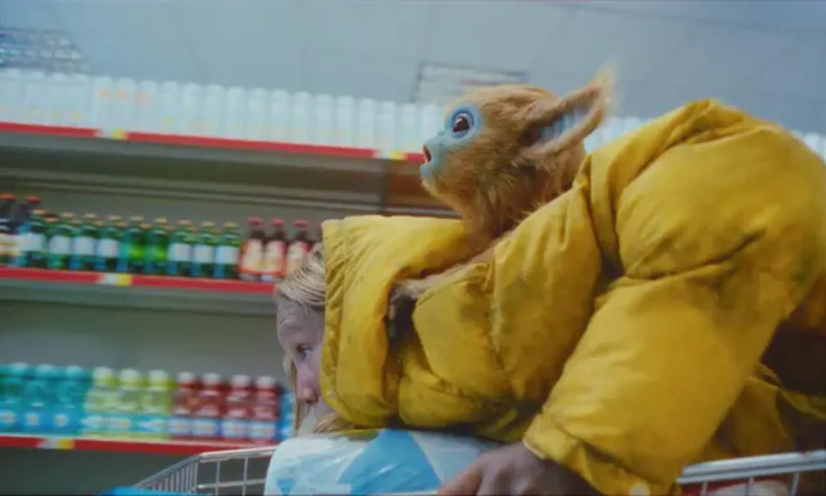 Helena Zengel e il piccolo Ochi in una scena del film.