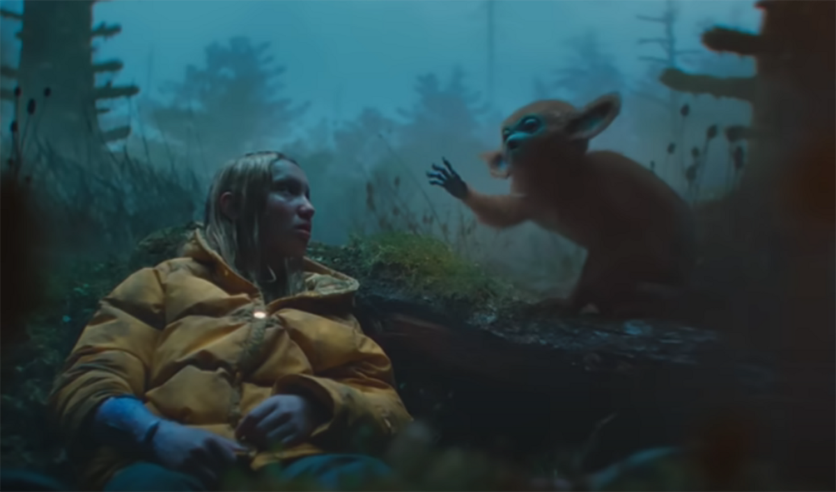 Helena Zengel e il piccolo Ochi in una scena di The Legend of Ochi.