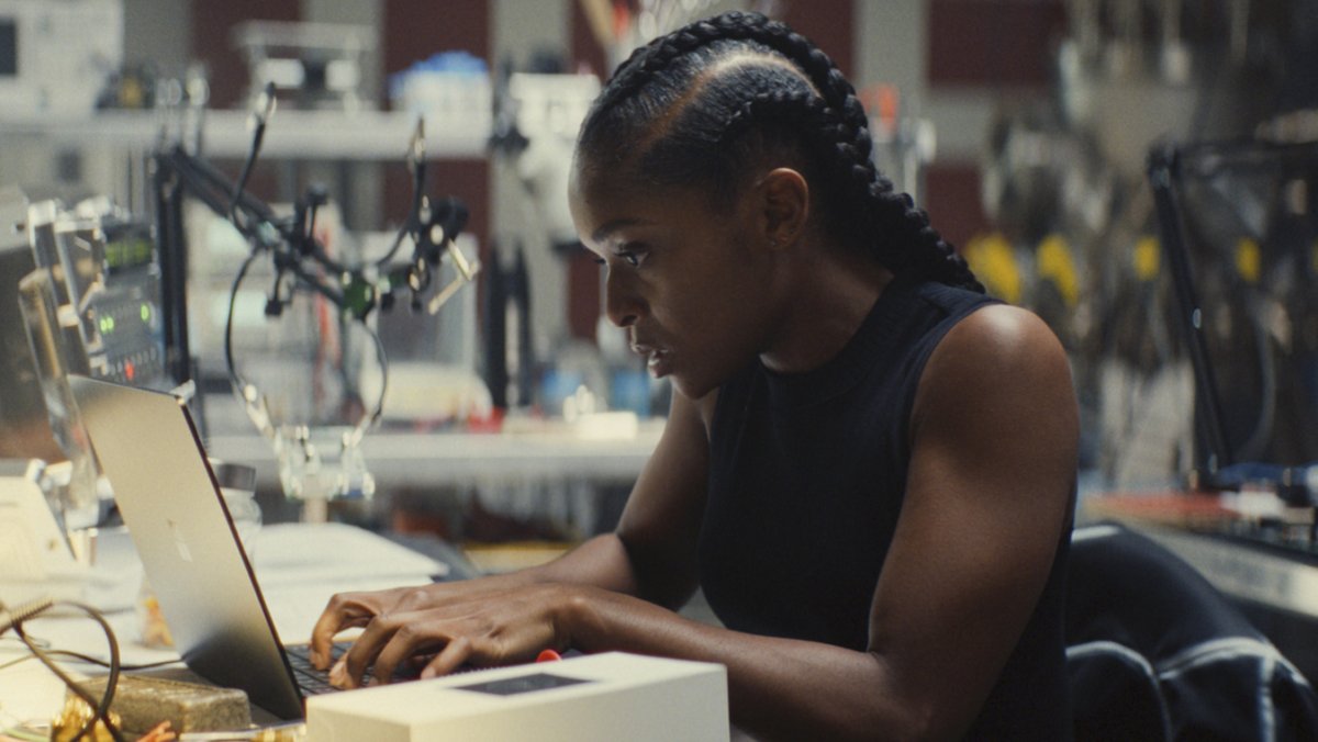 Riri Williams in una scena di Ironheart.