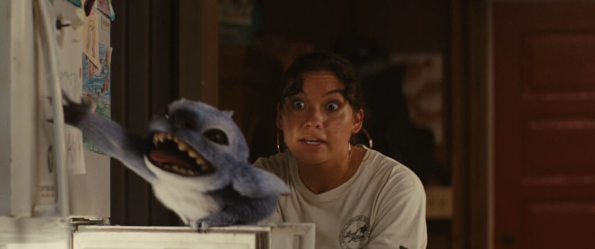 Sydney Agudong e Stitch in una scena di Lilo & Stitch.
