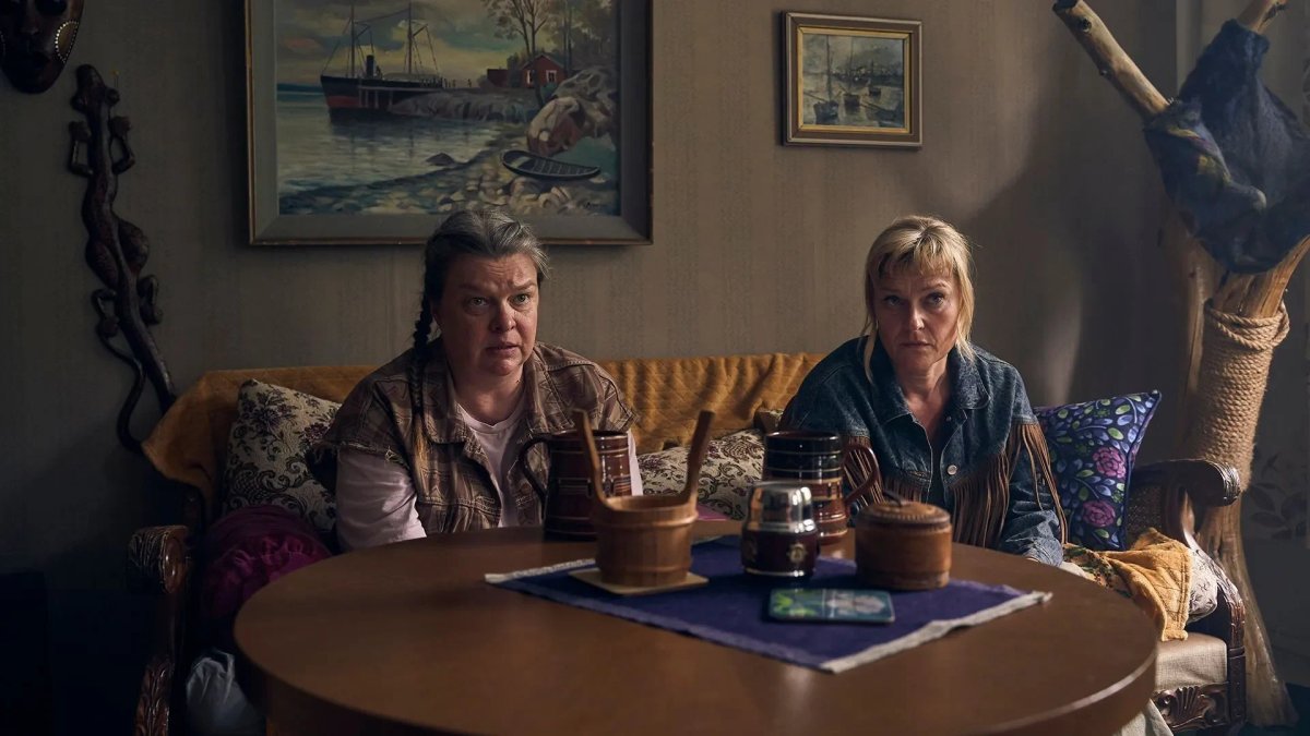 Elina Knihtilä (Pirkko) e Pirjo Lonka (Taina) in una scena del film, 100 litri di birra.