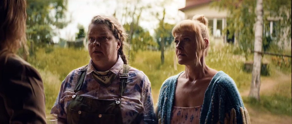 Elina Knihtila e Pirjo Lonka in una scena del film, 100 litri di birra.