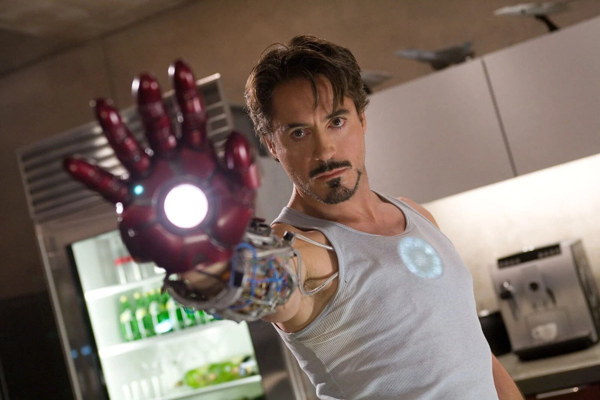 Robert Downey Jr nei panni di Iron Man.