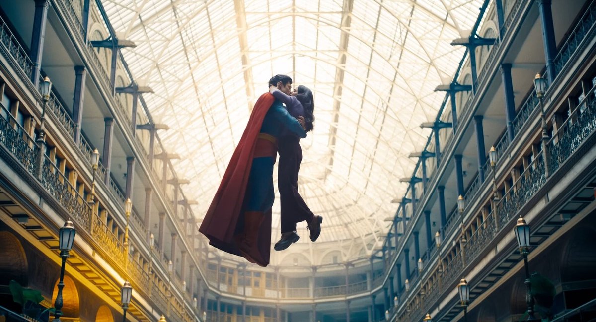 Una scena dal film Superman, di James Gunn.