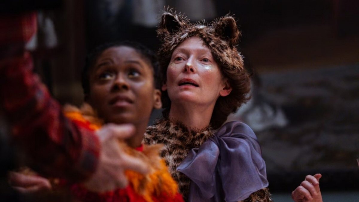 Tilda Swinton e Moses Ingram in The End.