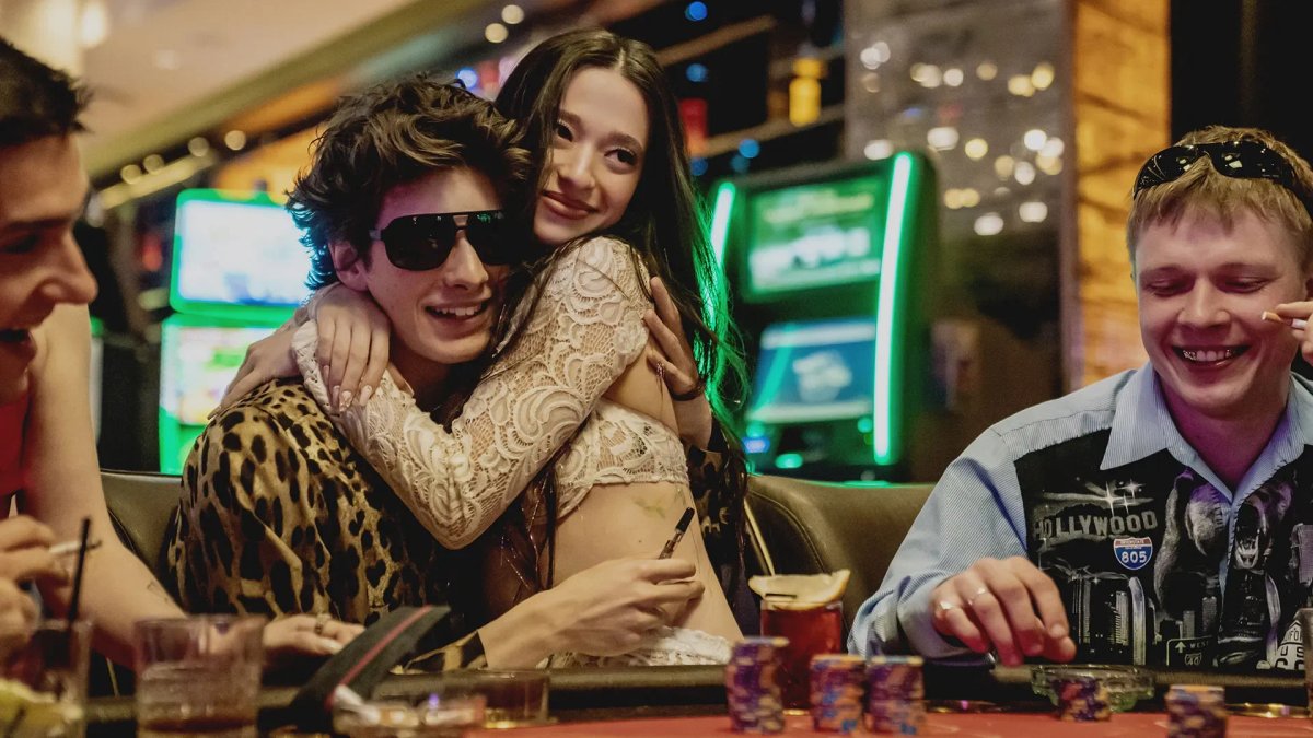 The Social Network 2: Mikey Madison e Jeremy Allen White nel cast del film di Aaron Sorkin? Mikey Madison in una scena dal film, Anora.