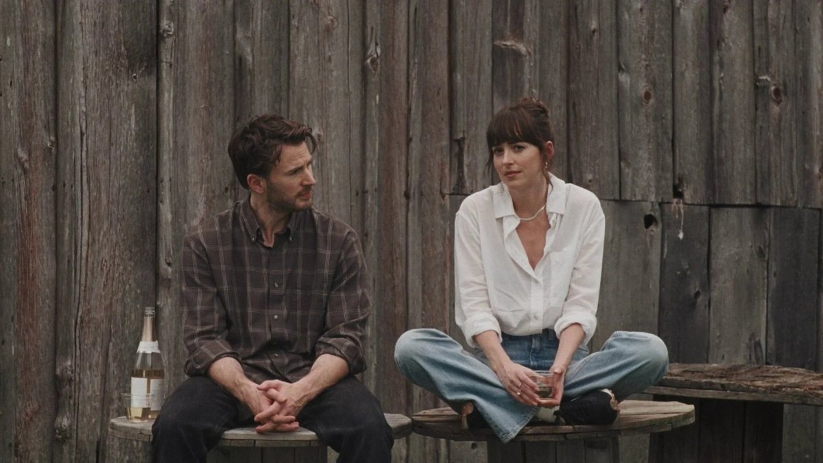 Chris Evans e Dakota Johnson in una scena del film, Material Love.