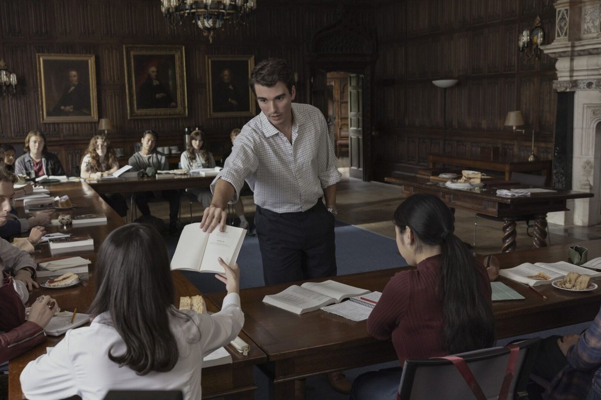 Sofia Carson e Corey Mylchreest in Il mio anno a Oxford.