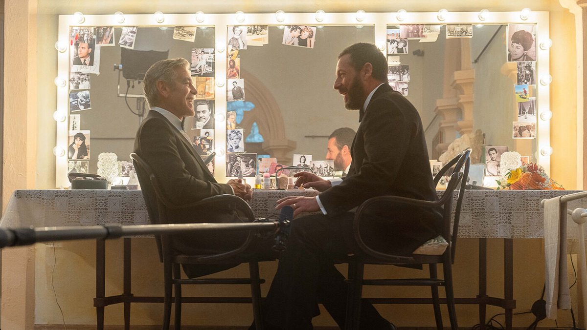 George Clooney e Adam Sandler in una scena del film, Jay Kelly.