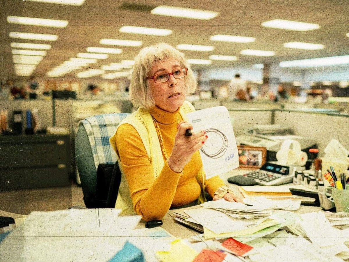 Una scena dal film con Jamie Lee Curtis, Everything Everywhere All At Once.