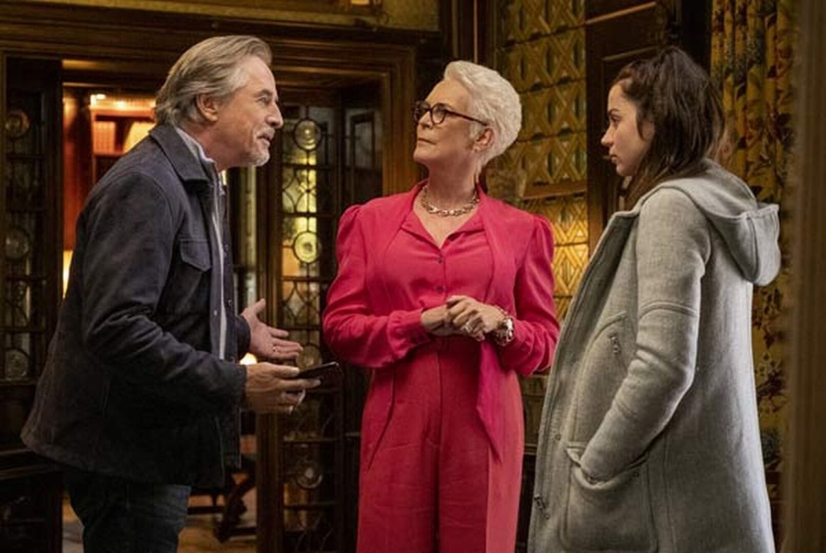 Una scena dal film con Jamie Lee Curtis, Cena con delitto - Knives Out