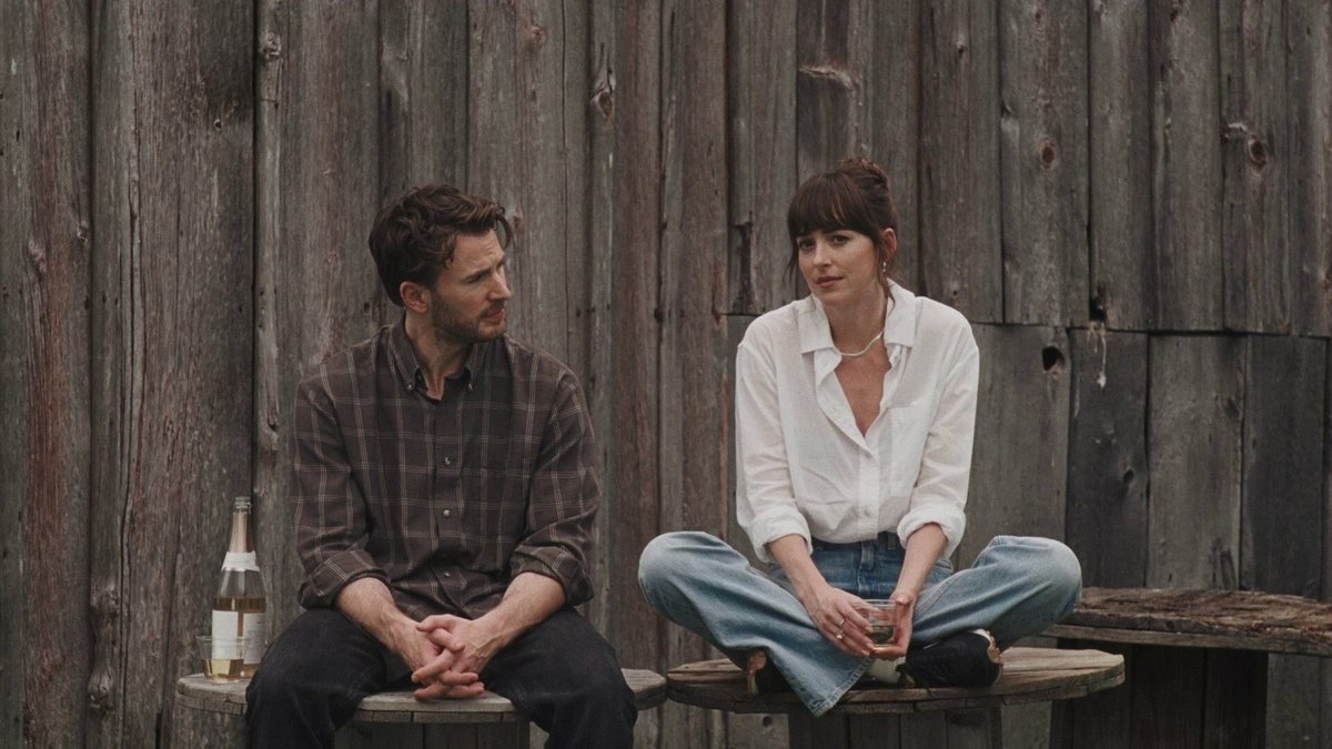Chris Evans e Dakota Johnson in una scena del film, Material Love.