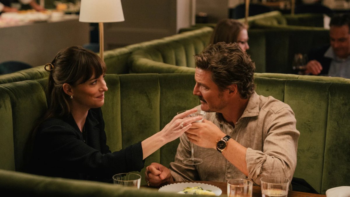 Dakota Johnson e Pedro Pascal in una scena del film
