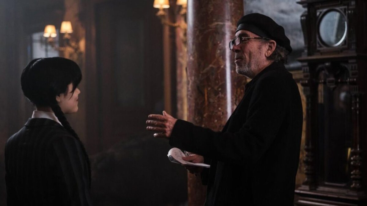 Tim Burton e Jenna Ortega sul set di Mercoledì 2.