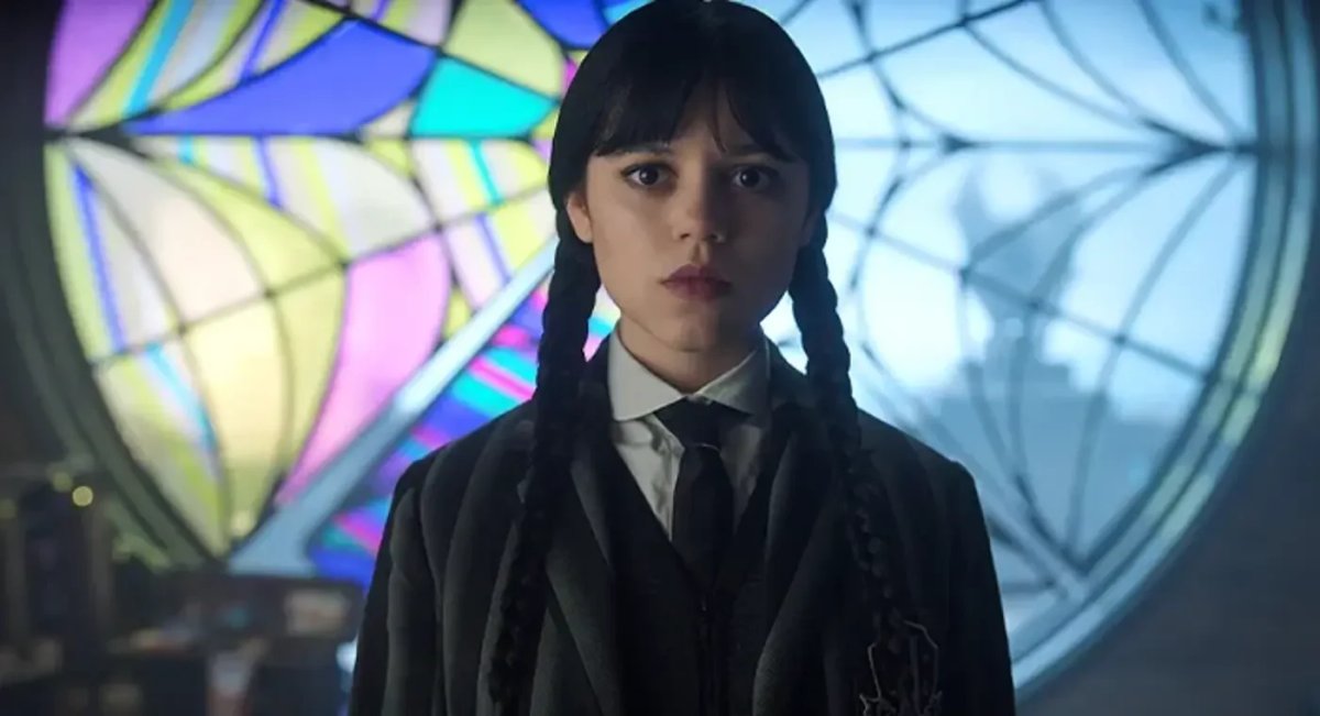 Mercoledì, da Tim Burton a Jenna Ortega: i segreti dietro al successo della serie Netflix Jenna Ortega nei panni di Mercoledì.