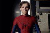 Tom Holland presenta il nuovo costume di Spider-Man: Brand New Day.