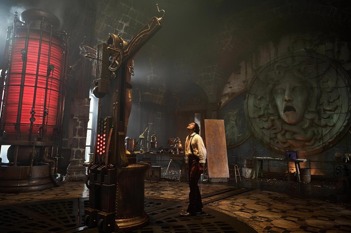 Una scena da Frankenstein di Guillermo del Toro.