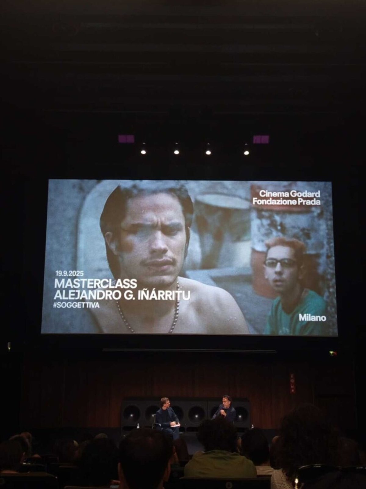 Iñárritu a Fondazione Prada: vita, cinema e segreti del regista premio Oscar Il moderatore e il regista messicano durante la masterclass nel Cinema Godard di Fondazione Prada.
