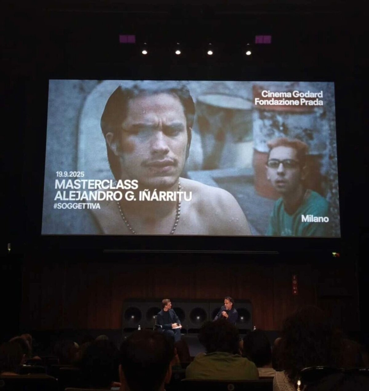 Il moderatore e Iñárritu durante la masterclass nel Cinema Godard di Fondazione Prada.