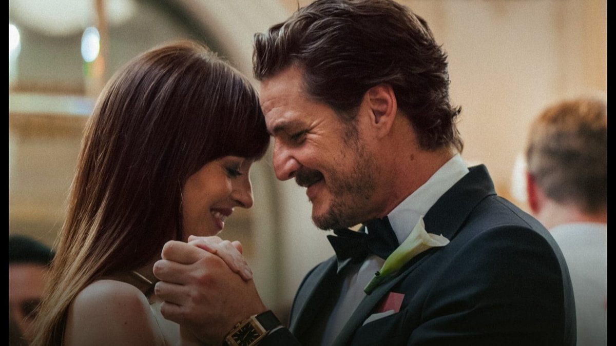Dakota Johnson e Pedro Pascal in Material Love.