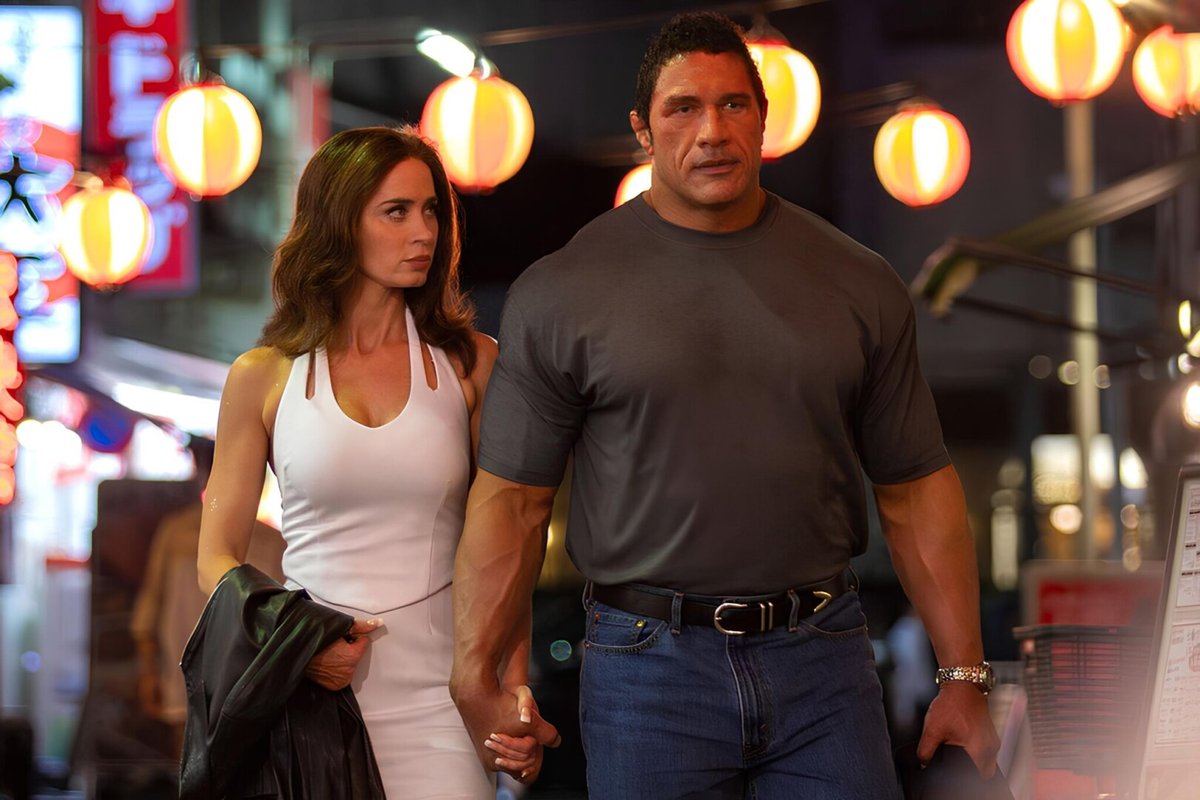 Emily Blunt e Dwayne Johnson in una scena del film, The Smashing Machine.