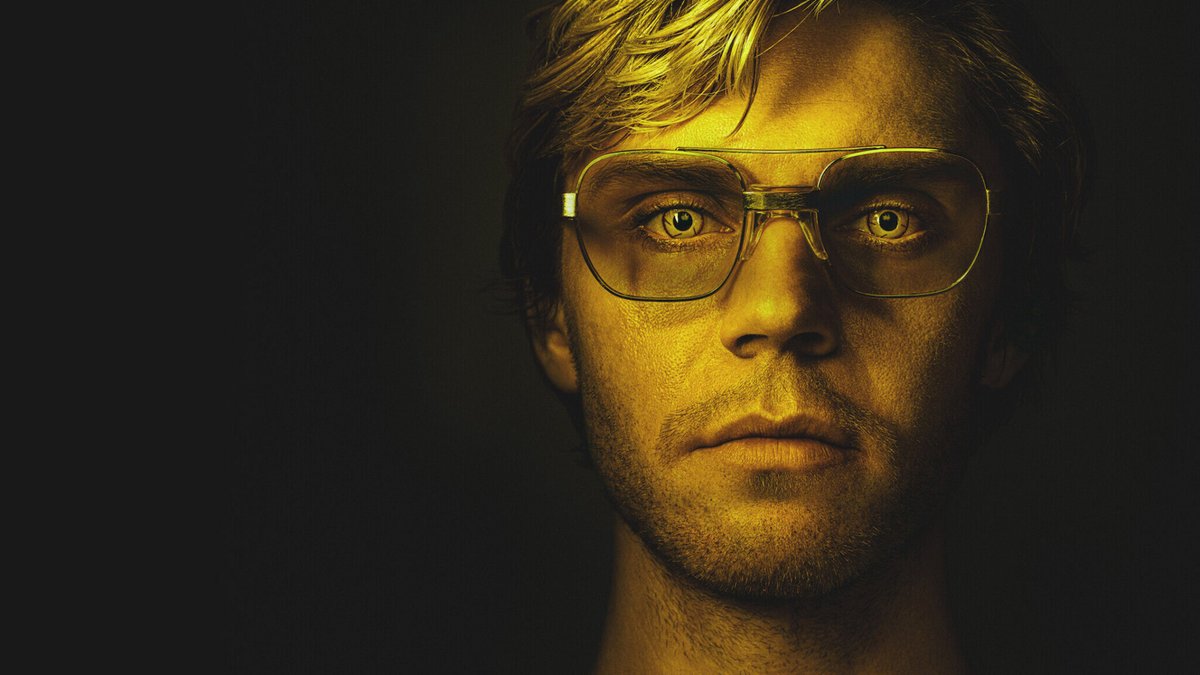 Poster della miniserie true crime, Monster - La storia di Jeffrey Dahmer (2022).