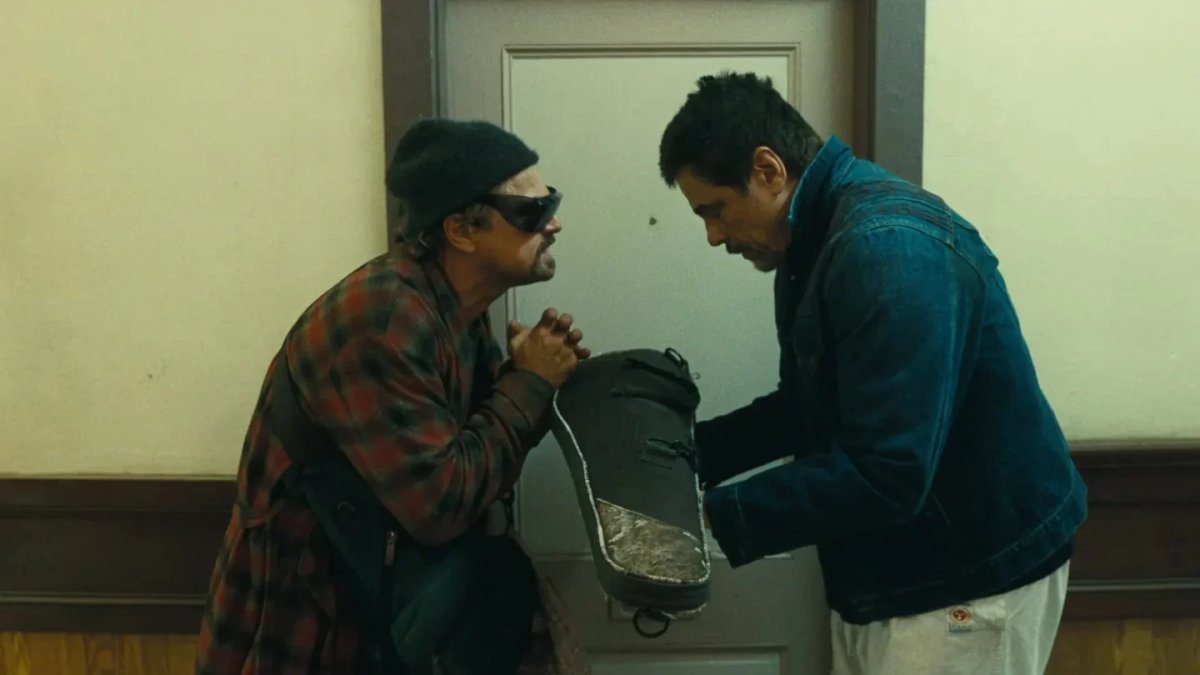 DiCaprio e Del Toro in una scena di "Una battaglia dopo l'altra".