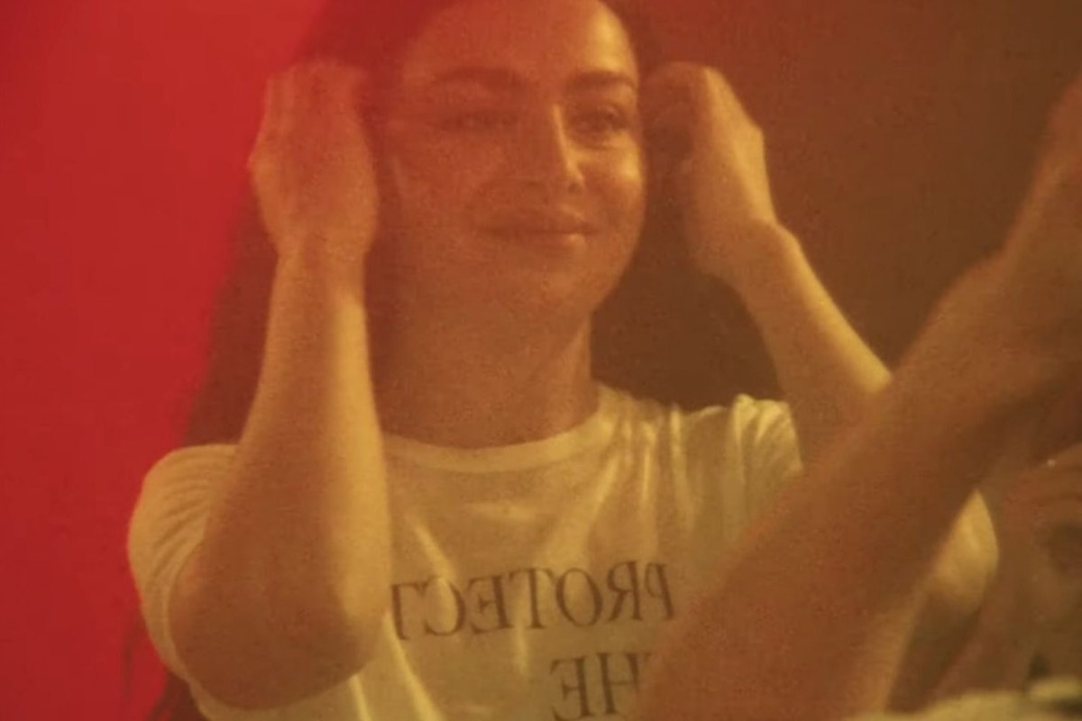 Una scena dal teaser trailer di The Moment, il film con Charli XCX.