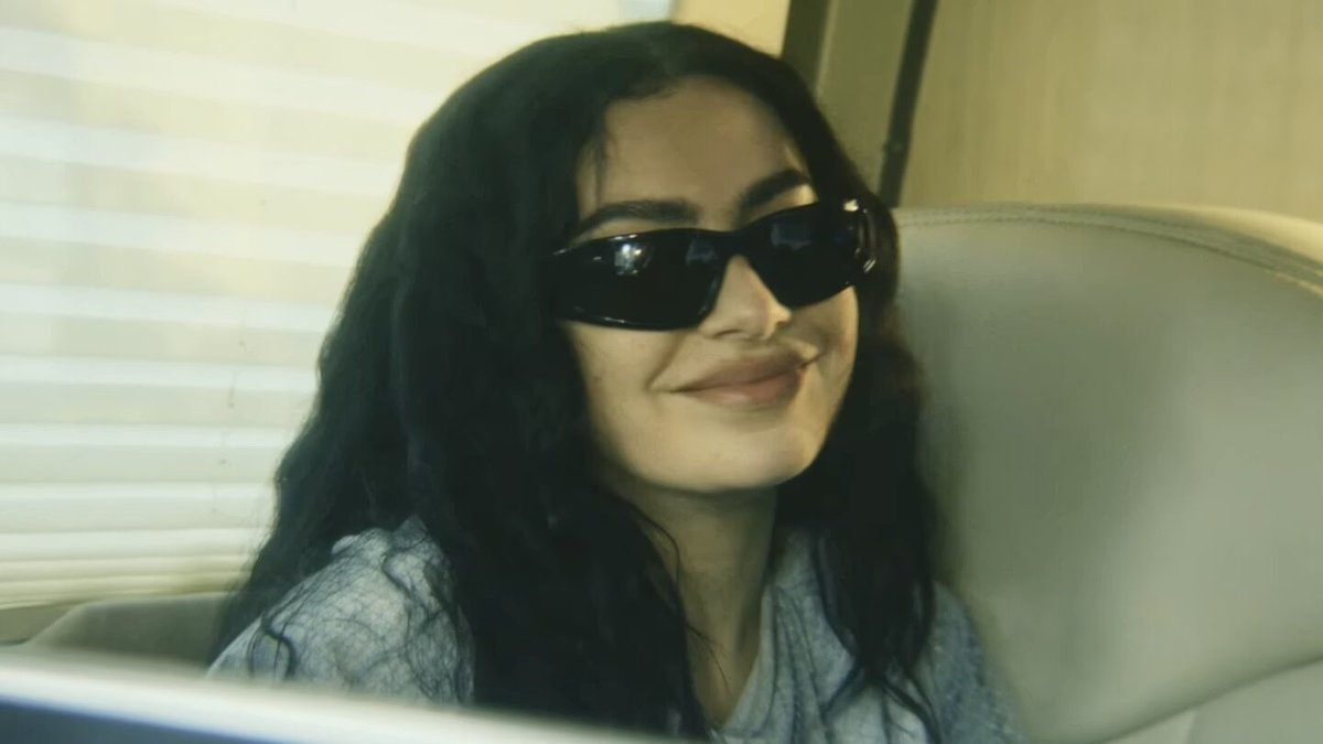 Charli XCX al cinema con The Moment: ecco il teaser del misterioso film A24 Una scena dal teaser trailer di The Moment, il film A24 con Charli XCX.