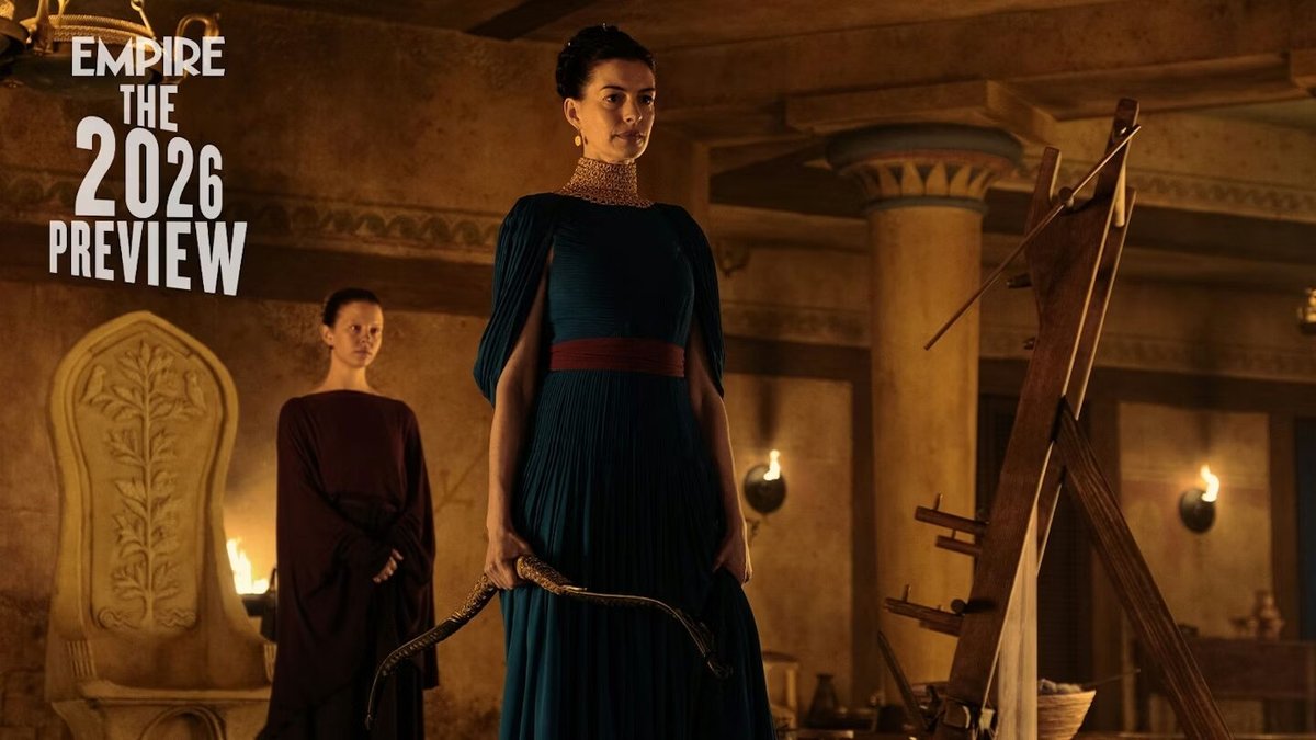 Anne Hathaway e Mia Goth in una scena dal film Odissea di Christopher Nolan.