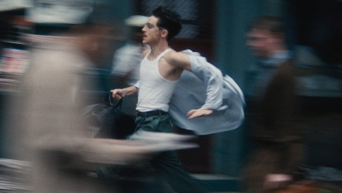 Marty Supreme, Timothée Chalamet punta all’Oscar: ecco il trailer del film A24 Timothée Chalamet in una scena dal trailer del film Marty Supreme.