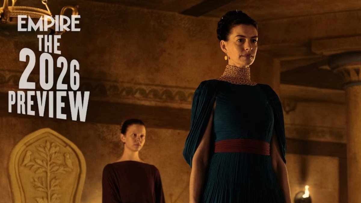 Anne Hathaway e Mia Goth in una scena dal film Odissea di Christopher Nolan.
