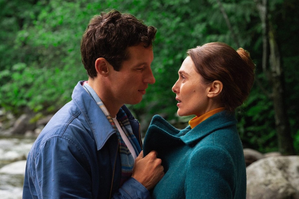 Callum Turner e Elizabeth Olsen in una scena di Eternity