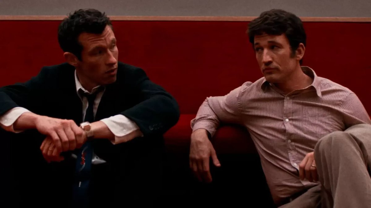 Callum Turner e Miles Teller in una scena di Eternity
